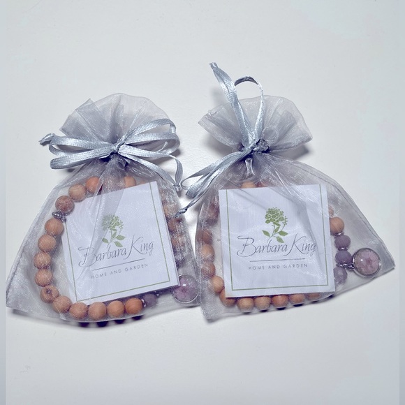 NWT Barbara King Set of 2 Sandalwood Bracelets with Flower Charm Purple - Picture 3 of 4